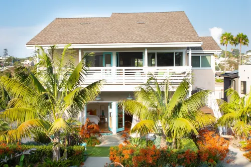 Spacious Home with Ocean View and Gardens - Vibrant Charming Retreat