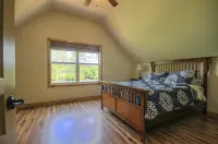 Serene Retreat with River Access and Cozy Amenities - Charming Cabin 루레이 주 A 레스큐 동물원 주변 호텔