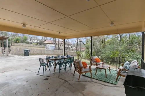 5br Retreat: 4mins to UA - BBQ - Firepit - Games