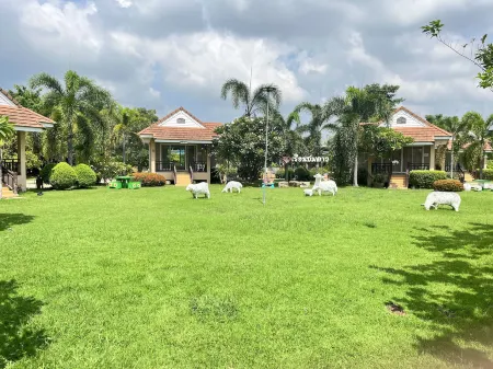 Reuan Chom Dao Resort Отели рядом с достопримечательностью «Wat Chom Bung»