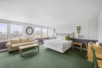 The Fountain Inn Hotels near Gem Beach