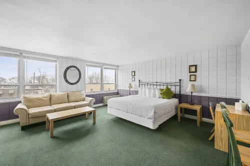 The Fountain Inn Hotels in Lakeside Marblehead