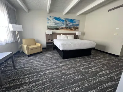 Days Inn by Wyndham Manitowoc Hotels near Rahr West Art Museum