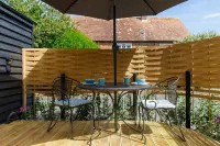 Gorgeous Shepherds Hut - Walk to Beach & Pub Hotel dekat Chichester Cathedral