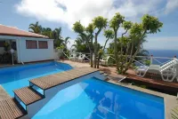 El Momo Cottages Hotels in Windward Side