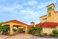 La Quinta Inn & Suites by Wyndham Lakeland West Hotels in Lakeland