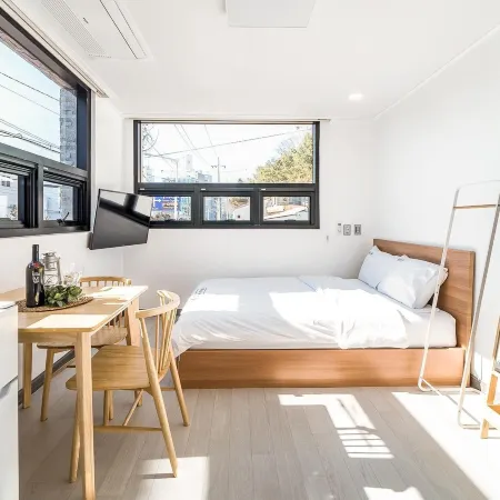 Yeosu Nangmanstay Pension Отели рядом с достопримечательностью «Маяк Хамель»