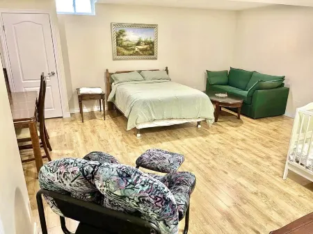 Cozy Home in Richmond Hill with Free Parking