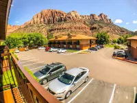 Bumbleberry Inn - parking