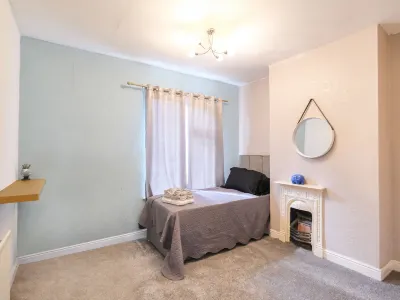 Lovely Large 2-Bed House with 2 Reception Rooms Hotels in 