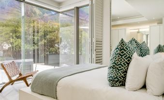 Villa Bleu Blanc in Camps Bay With Pool and Views