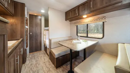 Goseong HooStay Caravan Pension Отели в г. Косон