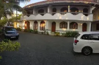 棕櫚山旅館 Sarasavi Pedesa附近的飯店
