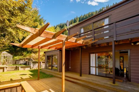 The Lodge   Plush  Quiet   Picturesque Отели рядом с достопримечательностью «St Peter's Anglican Church»