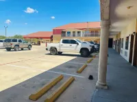 Executive Inn & Suites - parking