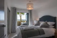 Apartment 3 Waterstone House - Sea Front Apartment, Hot Tub