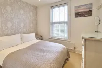 Host & Stay - Sail Away