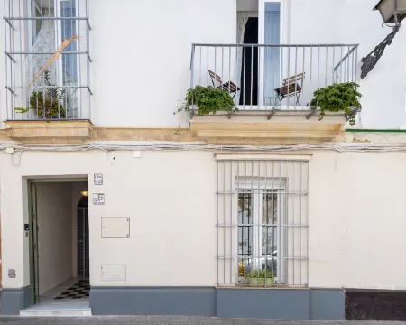 Casa Portus Gaditanus s XVIII Patio Andaluz Отели рядом с достопримечательностью «Плайя де ла Пунтилья»