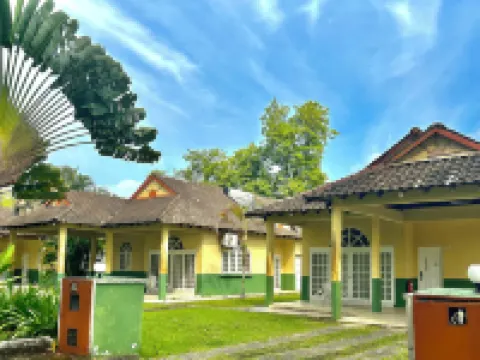 Rumbia Resort Villa Paka Hotels in Paka