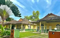 Rumbia Resort Villa Paka Hotels in Paka