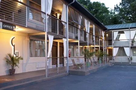 City Loft Hotel Отели рядом с достопримечательностью «Spanish Moss Trail»