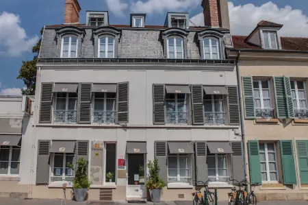 The Originals Boutique, Hôtel Victoria, Fontainebleau Отели рядом с достопримечательностью «Rousseau's House-cum-Studio (Maison-Atelier Theodore Rousseau)»