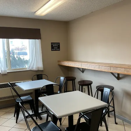 Super 8 by Wyndham Colorado Springs Airport Отели рядом с Аэропорт Петерсон-Филд