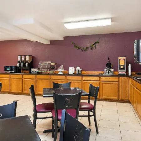 Rodeway Inn & Suites