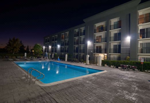 호텔의 현대적인 욕실 공간