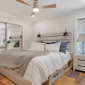 Luxe Central Scottsdale 4 Bdrm w Backyard Oasis Rooms