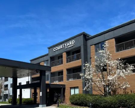 Courtyard Burlington Williston Hotéis em Williston