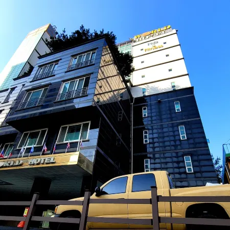 World Tourist Hotel Отели рядом с достопримечательностью «Авиа База Осен»