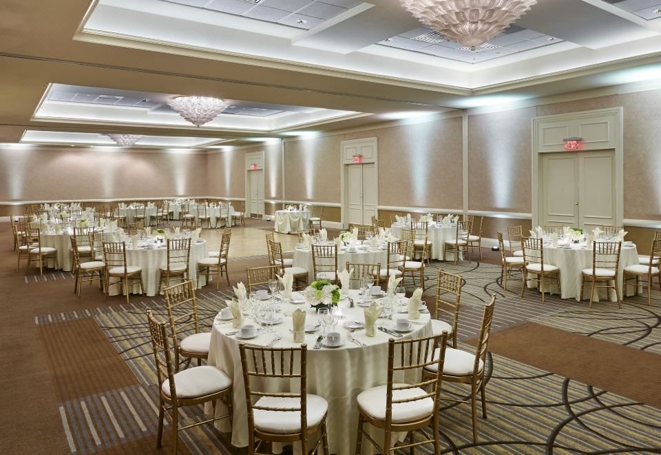 힐튼 올드 타운 호텔 내부 레스토랑 모습