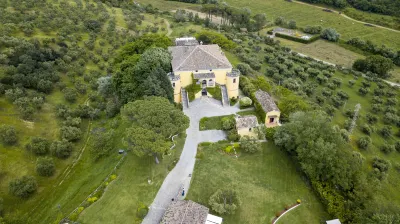 Castello di Serragiumenta Hotels in 