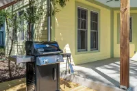 Urban Cowboy Villas - Heart of 704 - Bungalow