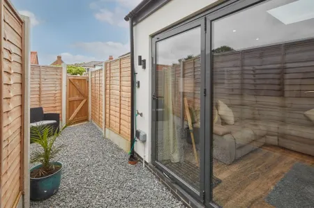 Host & Stay - the Old Jail Barber's Shop Отели рядом с достопримечательностью «Парк Плейдейл Фарм»