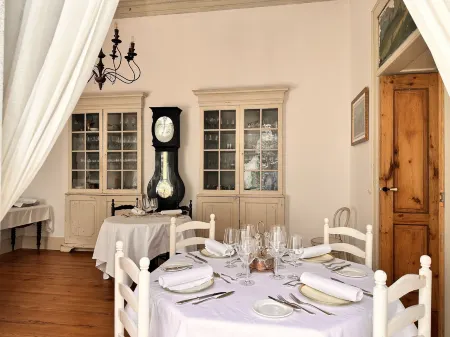 Hotel Emblemático la Casa de Los Naranjos Отели рядом с достопримечательностью «Monte Corona»