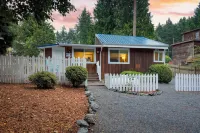 Cottage By The Bay by Avantstay 0.5mi to Beach!