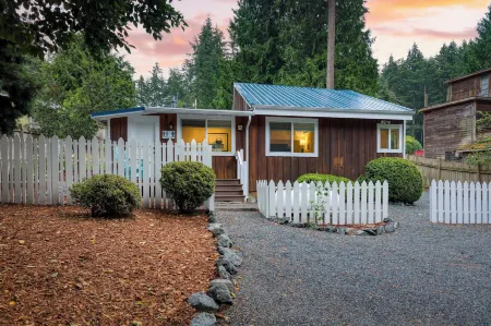 Cottage By The Bay by Avantstay 0.5mi to Beach! Отели рядом с достопримечательностью «Парк округа Дабл Блафф»