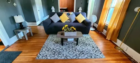 Comfortable 3 bedroom home with private parking! Отели в г. Запад Элмайра