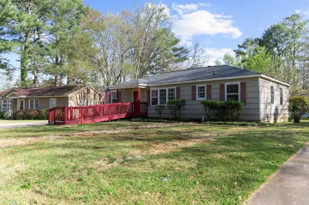 Mins to Hospital Airport & Dining- Rooms on Rose Отели в г. Сентер Пойнт