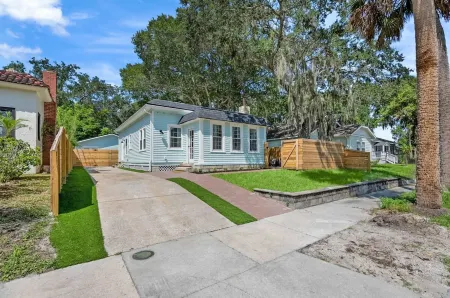 Newly Renovated Whimsical Cottage 2 Beds Hot Tub