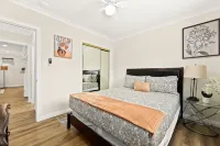 Bright & Cozy Getaway-10Min to Downtown La Hotels in Alhambra