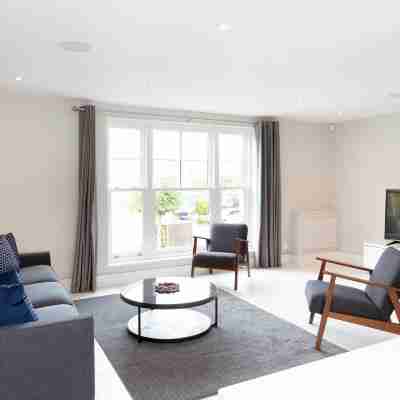 Fabulous Central Windsor Town House with Parking Rooms