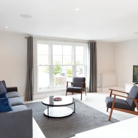 Fabulous Central Windsor Town House with Parking