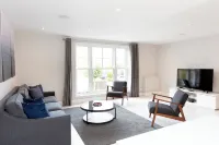 Fabulous Central Windsor Town House with Parking Hotels in Old Windsor