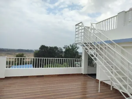 Narayans Residency Отели рядом с достопримечательностью «Statue of Buddha in Bodhgaya»