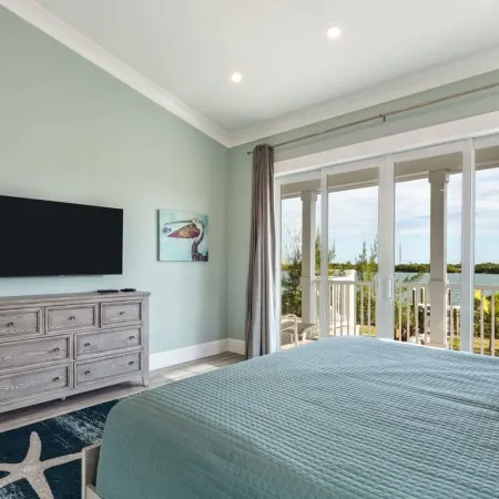 Springtide House by Brightwild Waterfront Pool