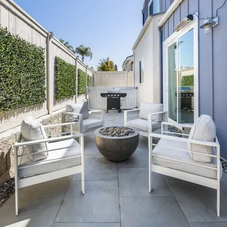 Large 4 Bedroom Close To Beach