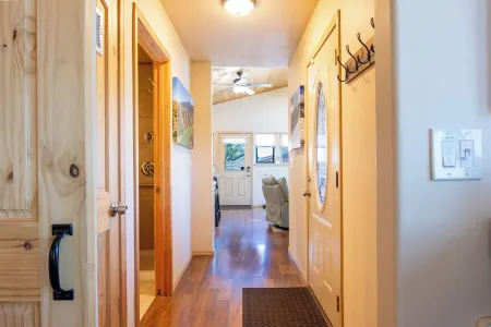 Hot Tub, Pool, King Bed, Views, Easy Access to Sedona Stargazer Cottage!